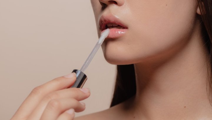 Labbra secche e screpolate anche d'estate: perché succede e come prevenirlo