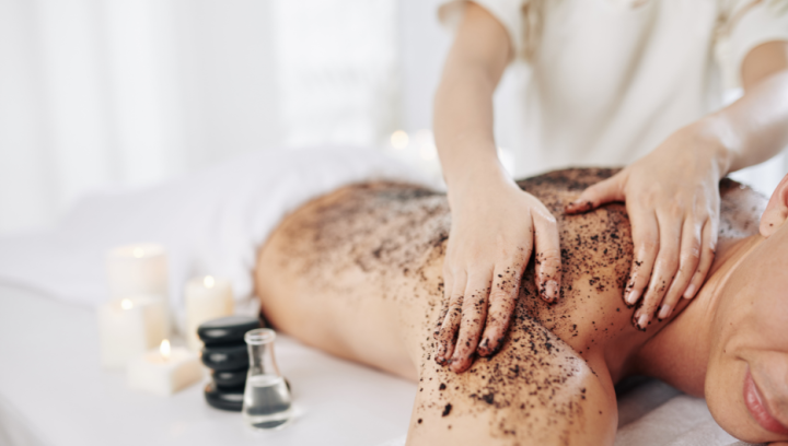 Scrub corpo in estate: perché è fondamentale per una pelle luminosa